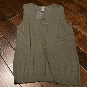 Motto Women’s sweater vest. Olive green. Size medium.
